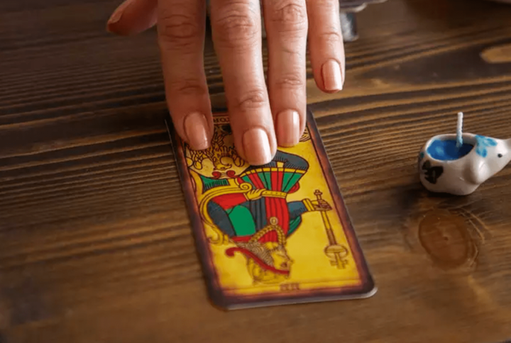 ¿Es obligatorio leer las cartas invertidas en el tarot?